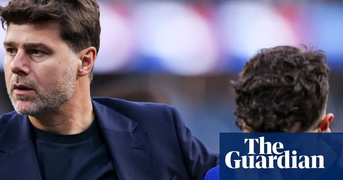 Entrenador hablando con jugador antes del partido