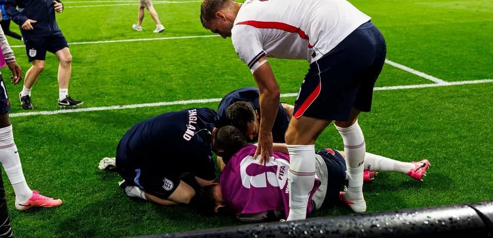 Jugadores y personal médico atendiendo a un jugador caído