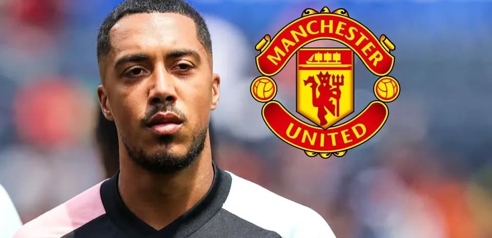 Jugador de fútbol frente al logo de Manchester United