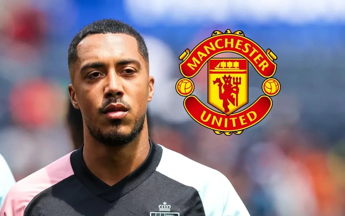 Jugador de fútbol frente al logo de Manchester United