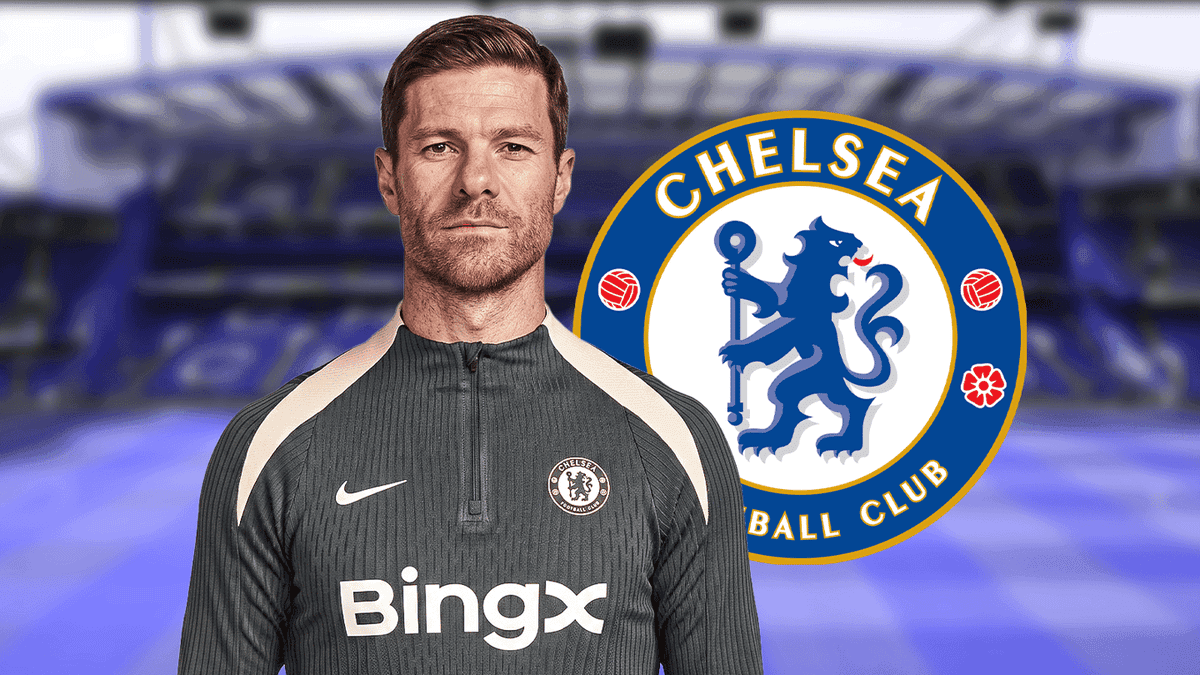 Entrenador de Chelsea posando con el logo del club