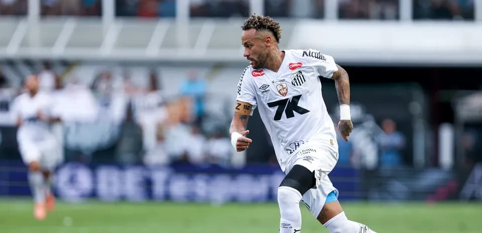 Jugador corriendo con balón en el campo