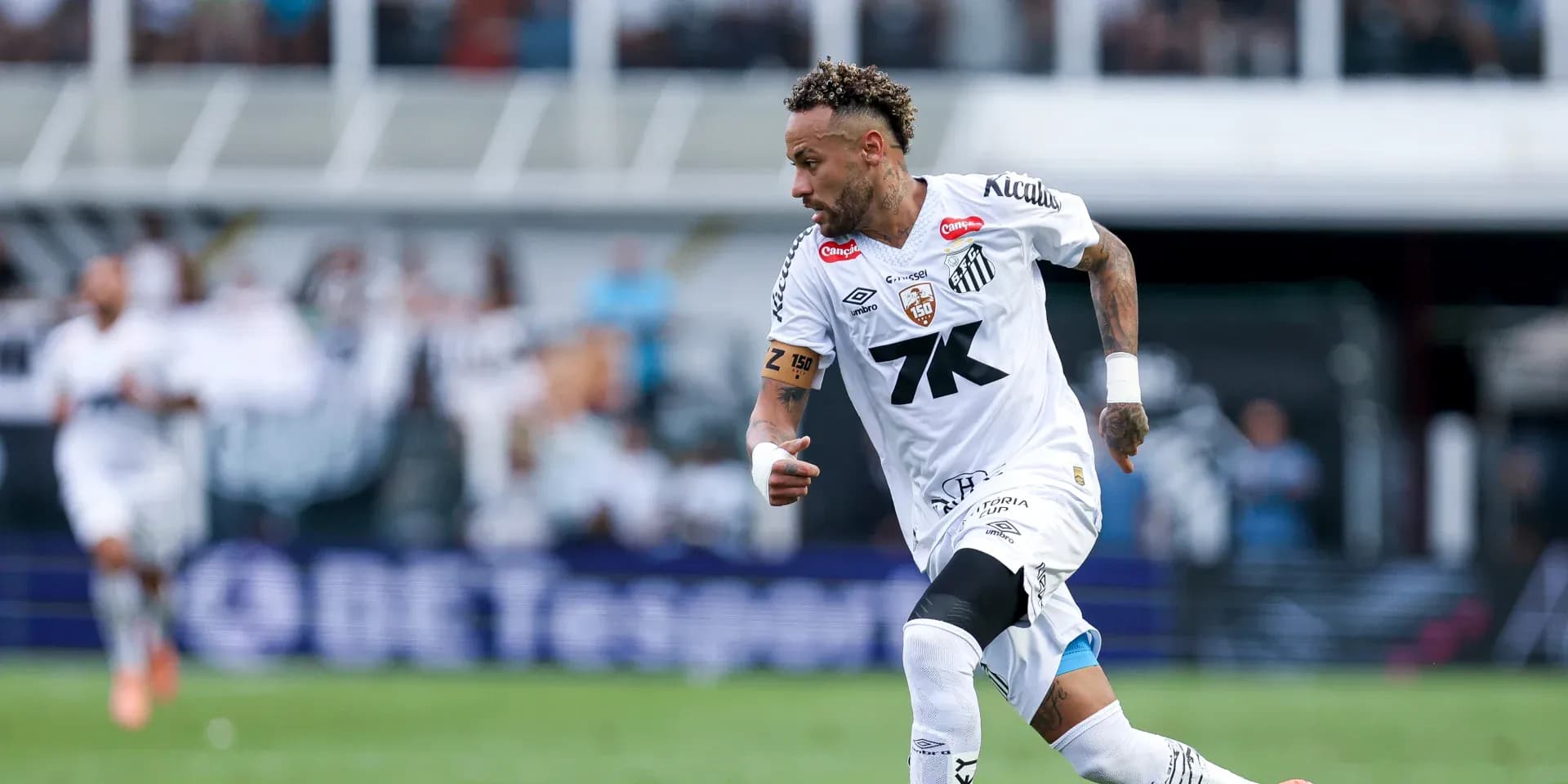 Jugador corriendo con balón en el campo
