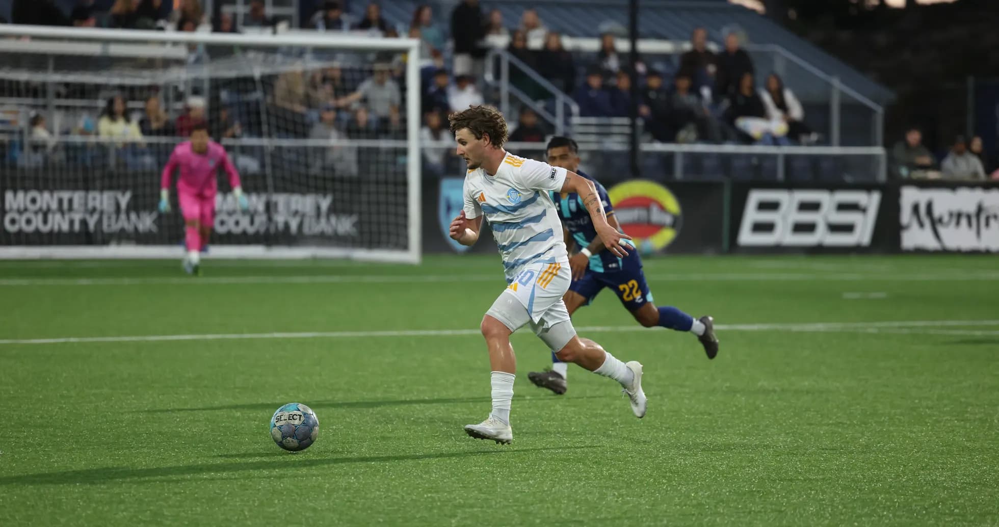 Jugador de Monterey Bay persigue el balón