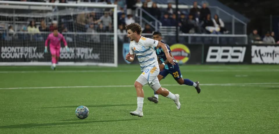 Jugador de Monterey Bay persigue el balón