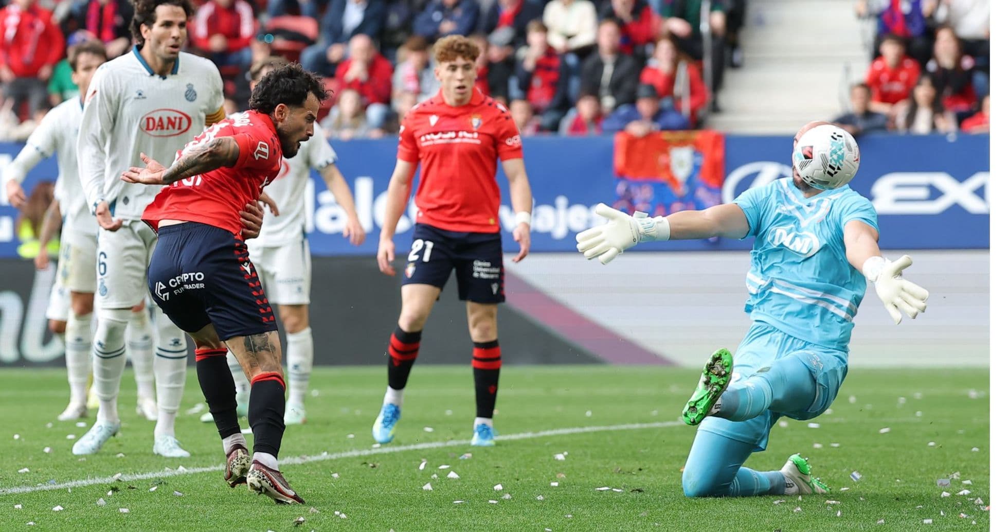 Jugador de Osasuna dispara frente al portero de Espanyol