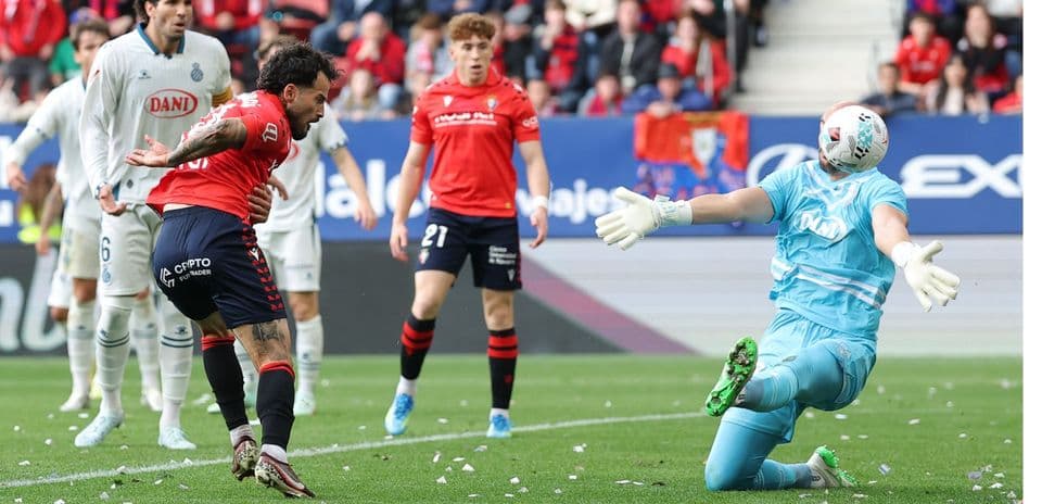 Jugador de Osasuna dispara frente al portero de Espanyol