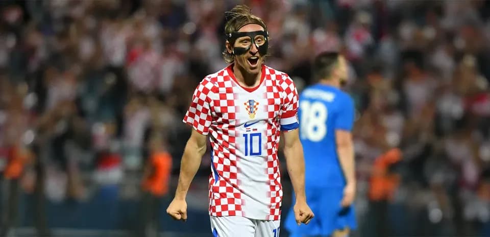 Jugador croata celebrando en partido con camiseta de cuadros