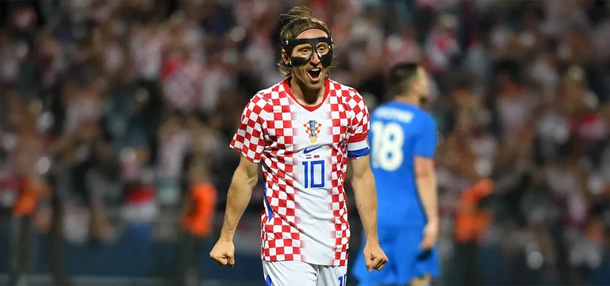 Jugador croata celebrando en partido con camiseta de cuadros