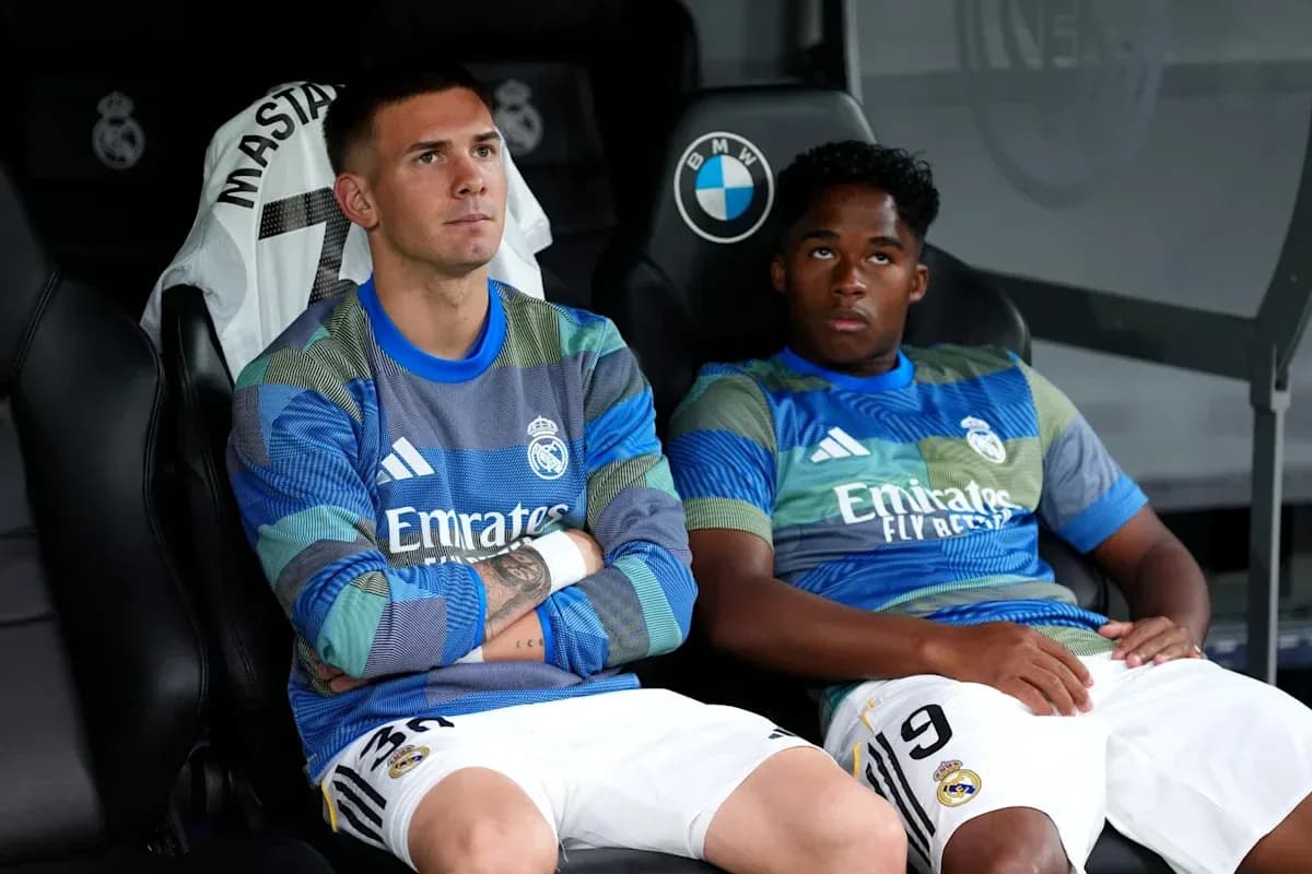 Jugadores del Real Madrid en el banquillo durante el partido
