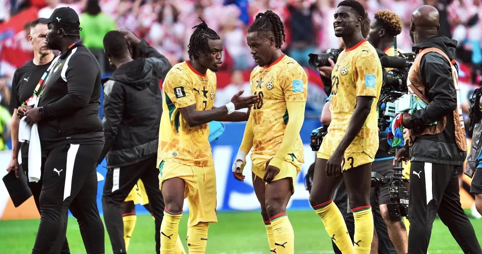 Jugadores de Ghana discutiendo en el partido