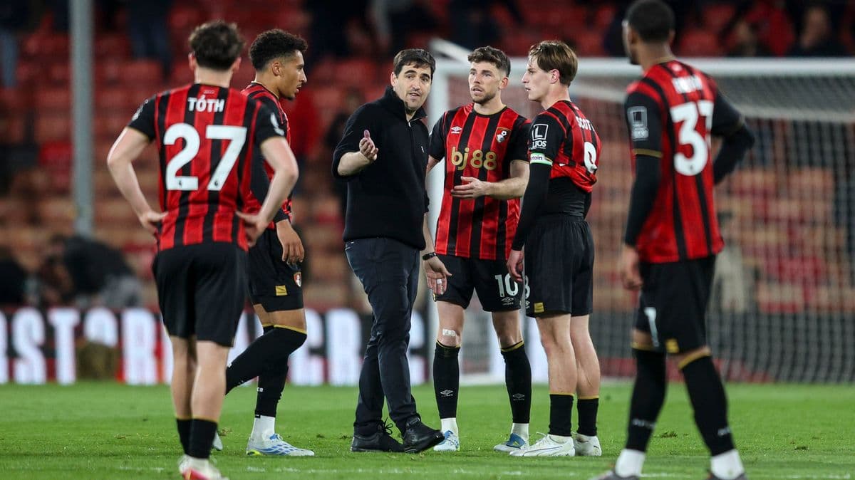Entrenador hablando con jugadores durante el partido