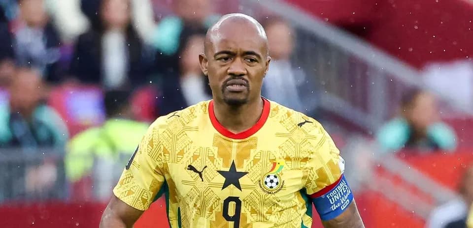 Jugador de Ghana con camiseta amarilla en el campo