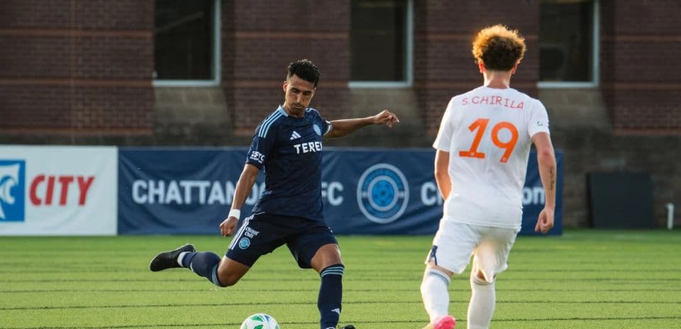 Jugador de FC Cincinnati II disparando al balón