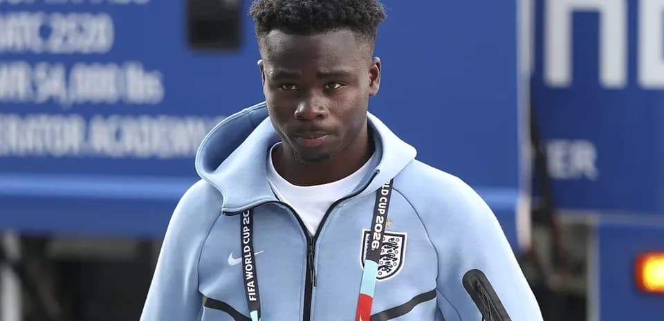 Jugador caminando con ropa de entrenamiento de Inglaterra