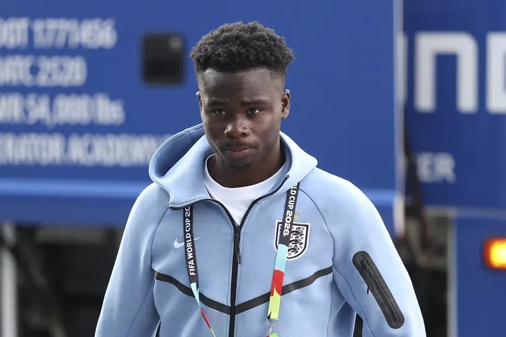 Jugador caminando con ropa de entrenamiento de Inglaterra