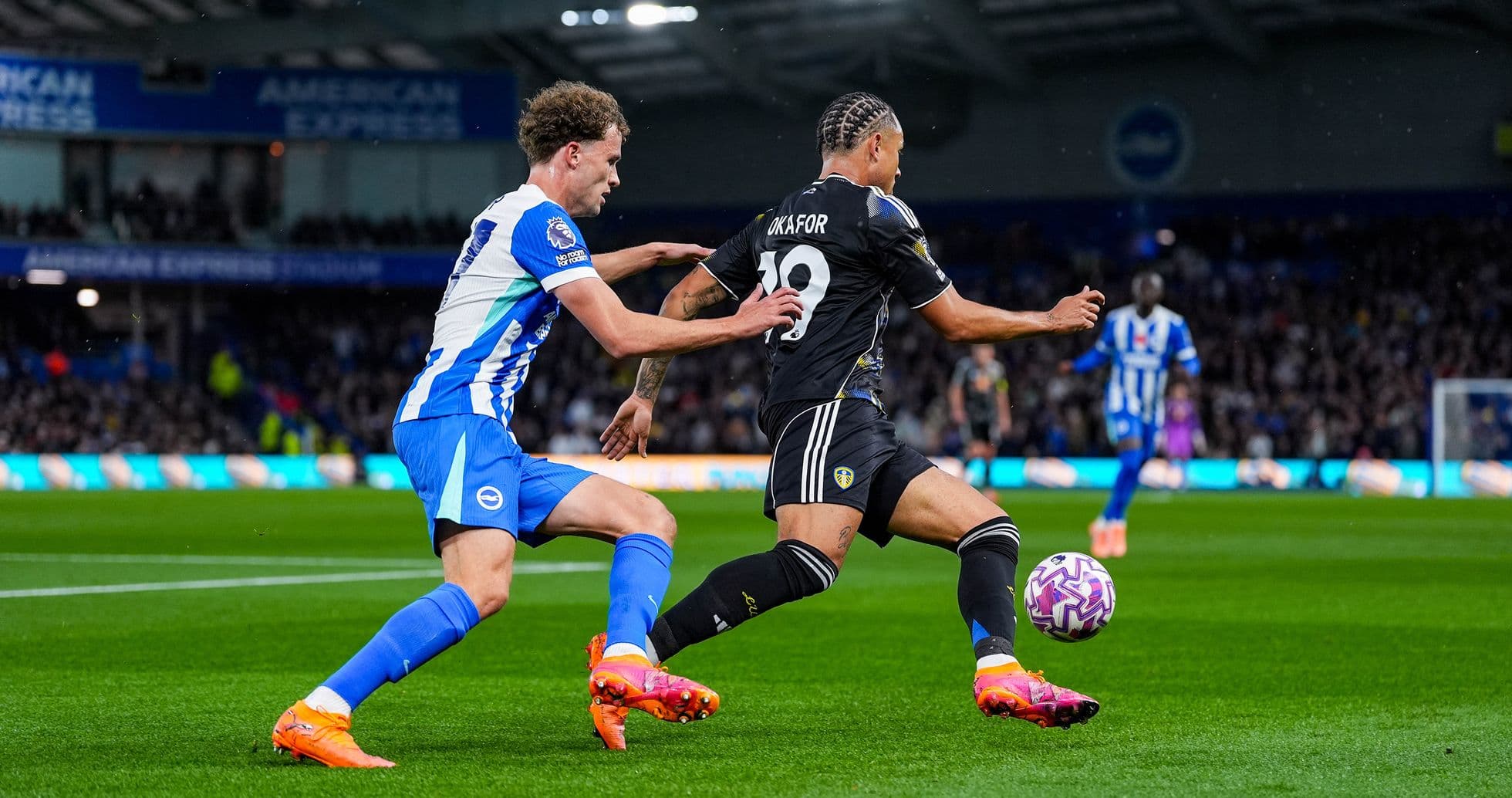 Jugador de Leeds intentando avanzar con el balón