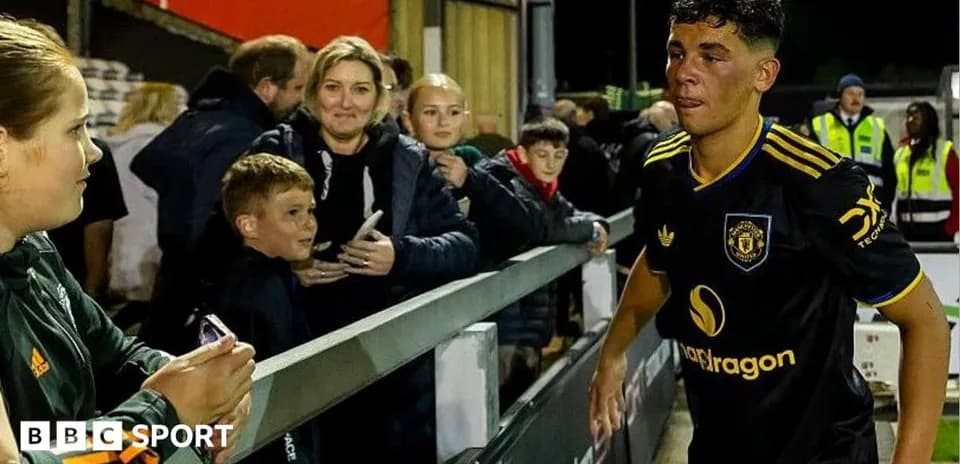 Jugador saliendo del campo tras el partido