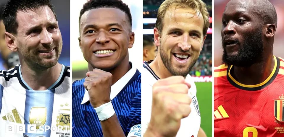 Cuatro jugadores de fútbol celebrando con puños en alto