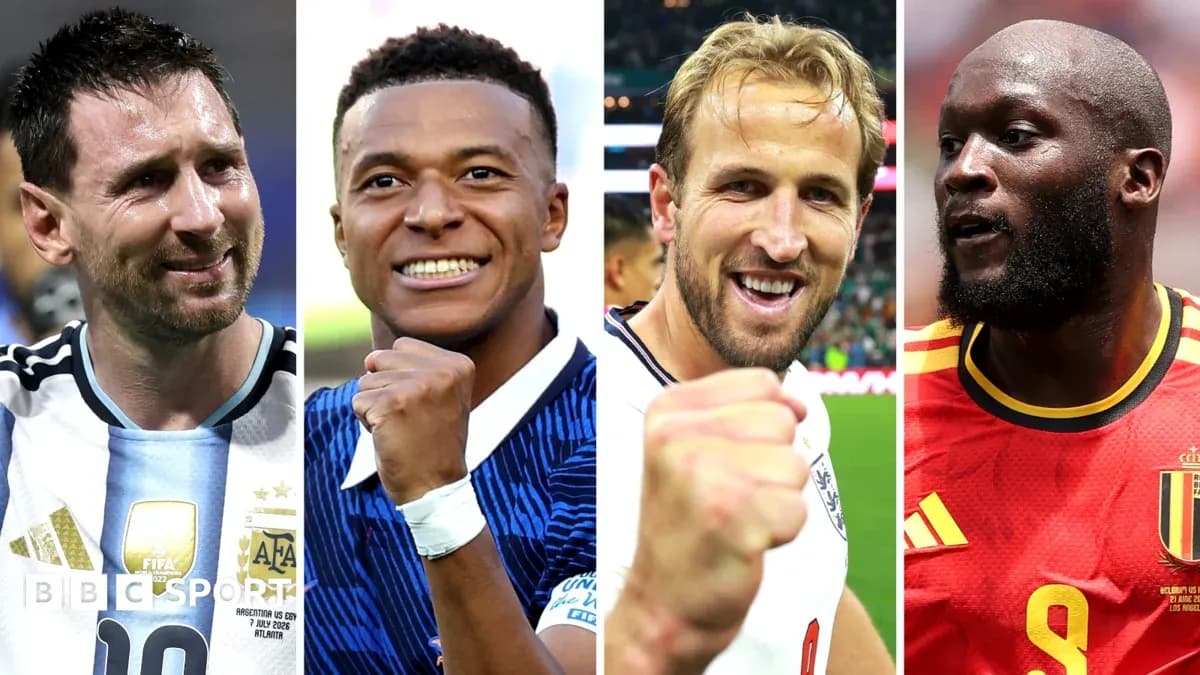 Cuatro jugadores de fútbol celebrando con puños en alto
