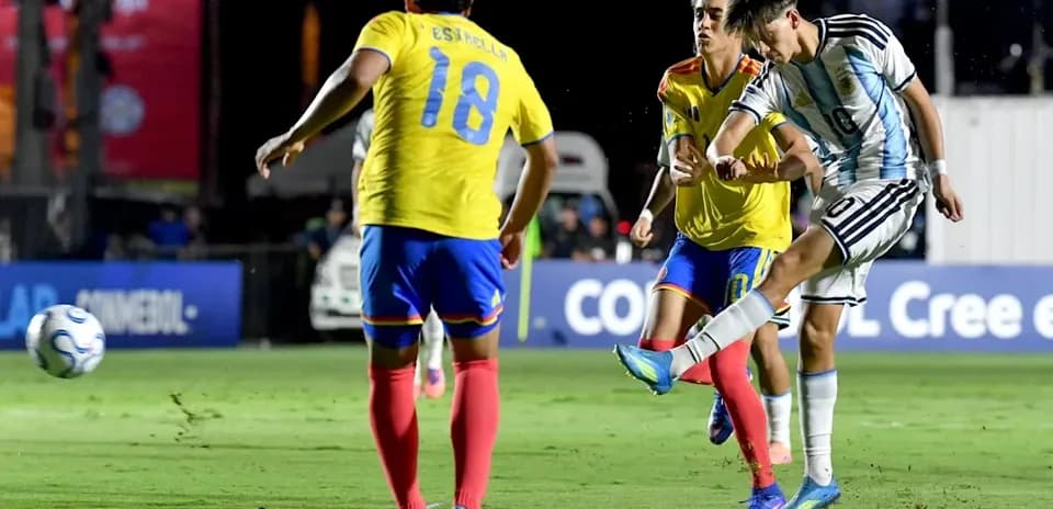 Jugador de Argentina disparando a portería en partido