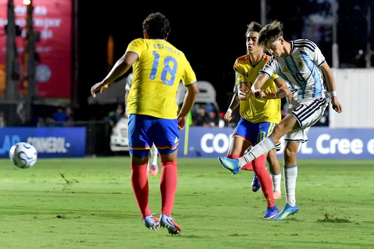 Jugador de Argentina disparando a portería en partido