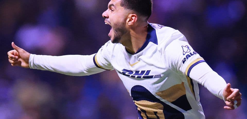 Jugador de Pumas celebra un gol en el partido
