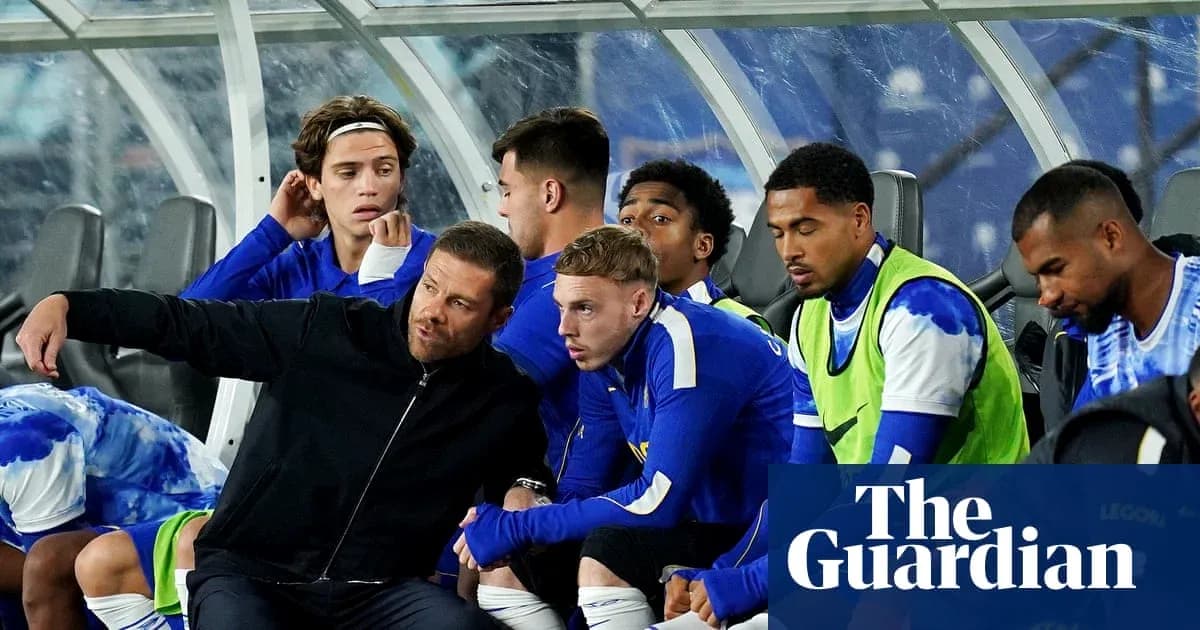 Entrenador explicando estrategia a jugadores en banquillo