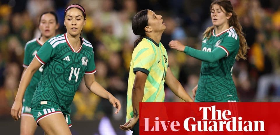 Jugadoras de fútbol compitiendo en partido entre México y Australia