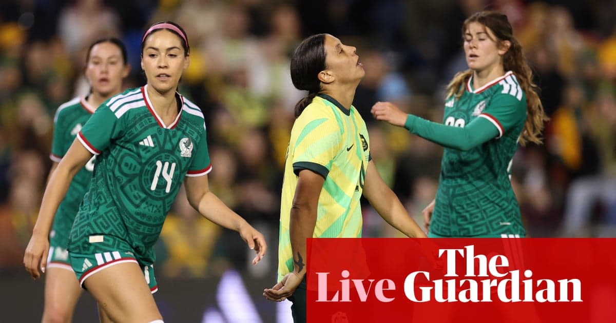 Jugadoras de fútbol compitiendo en partido entre México y Australia