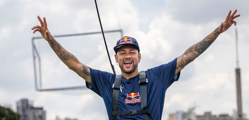 Neymar sonriente en sesión de entrenamiento al aire libre
