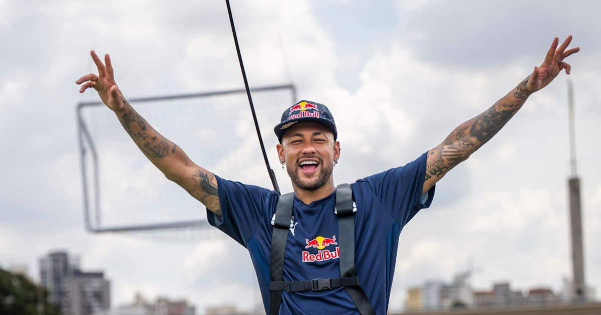 Neymar sonriente en sesión de entrenamiento al aire libre