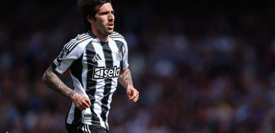 Jugador de Newcastle corriendo en el campo de fútbol