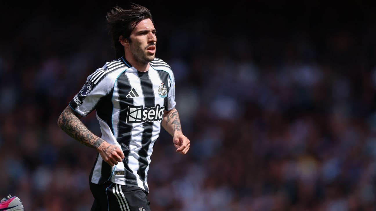 Jugador de Newcastle corriendo en el campo de fútbol