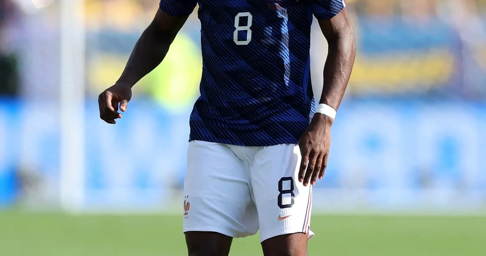 Jugador de Francia en el campo con balón