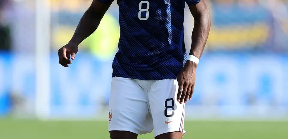 Jugador de Francia en el campo con balón