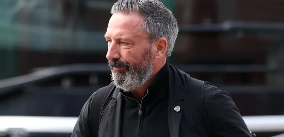 Hombre con barba gris caminando hacia la cámara