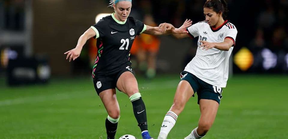 Jugadora de México desafiando a rival estadounidense