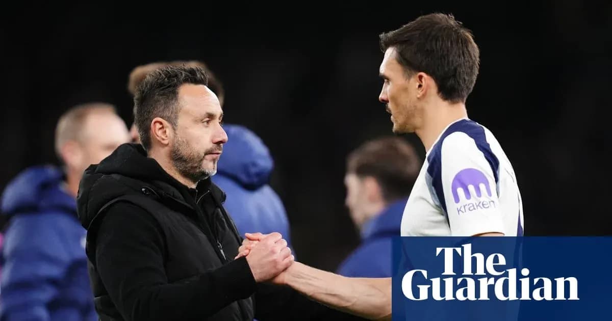 Entrenador y jugador estrechando manos tras el partido