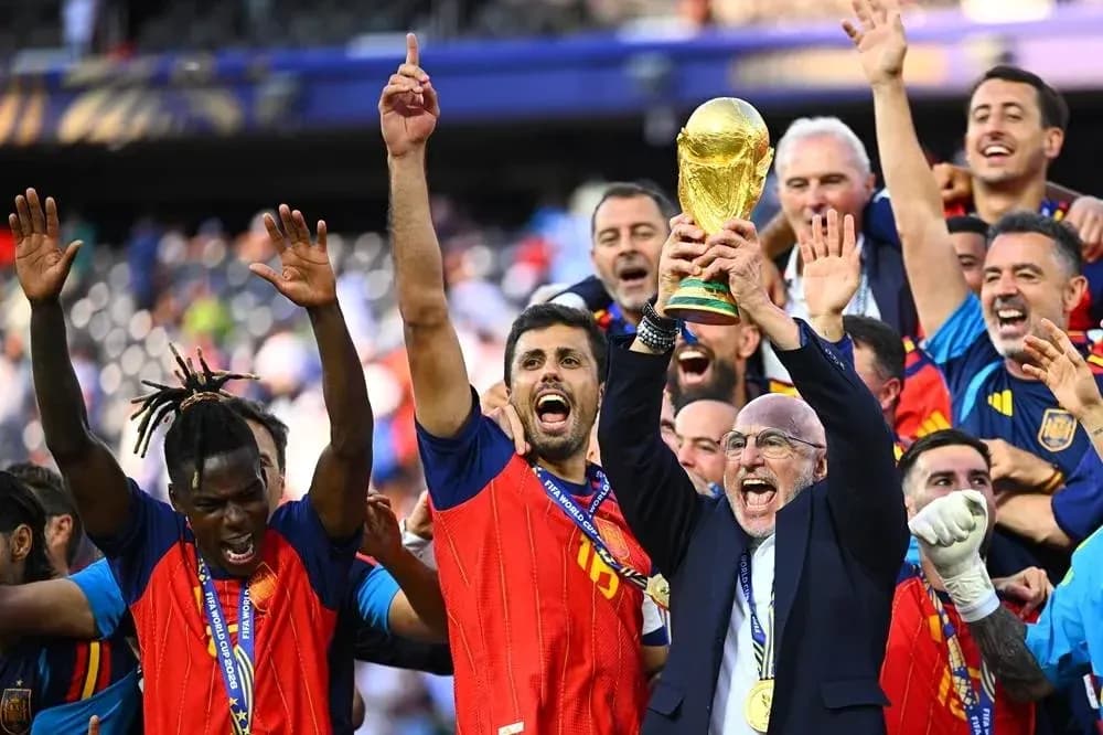 Equipo español celebrando con el trofeo de la Copa Mundial