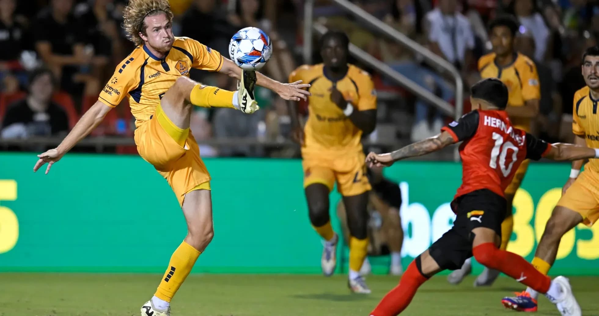 Jugador de Indy Eleven en acción durante el partido
