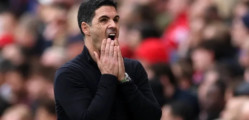 Entrenador con manos en la cara durante partido
