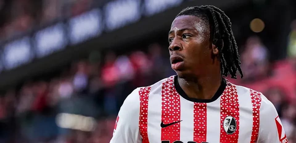 Jugador de fútbol con camiseta rayada durante el partido