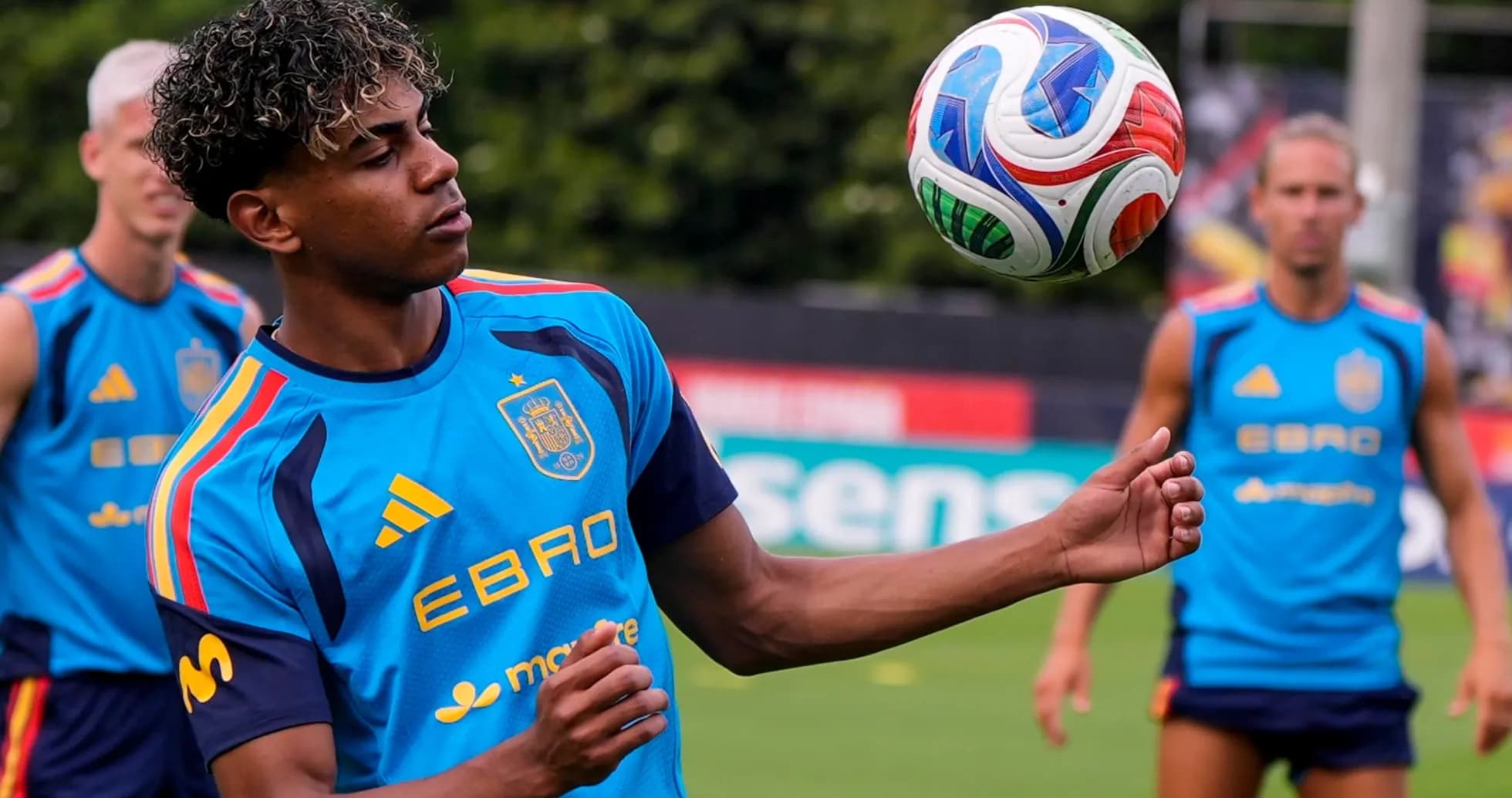Jugador español controlando el balón durante el entrenamiento