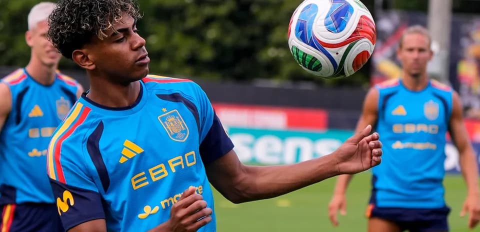 Jugador español controlando el balón durante el entrenamiento