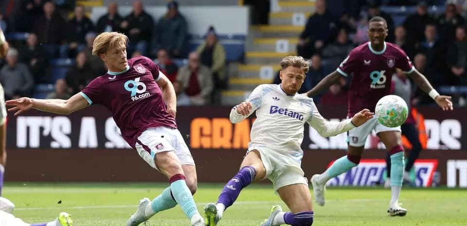 Acción del partido Burnley vs Aston Villa