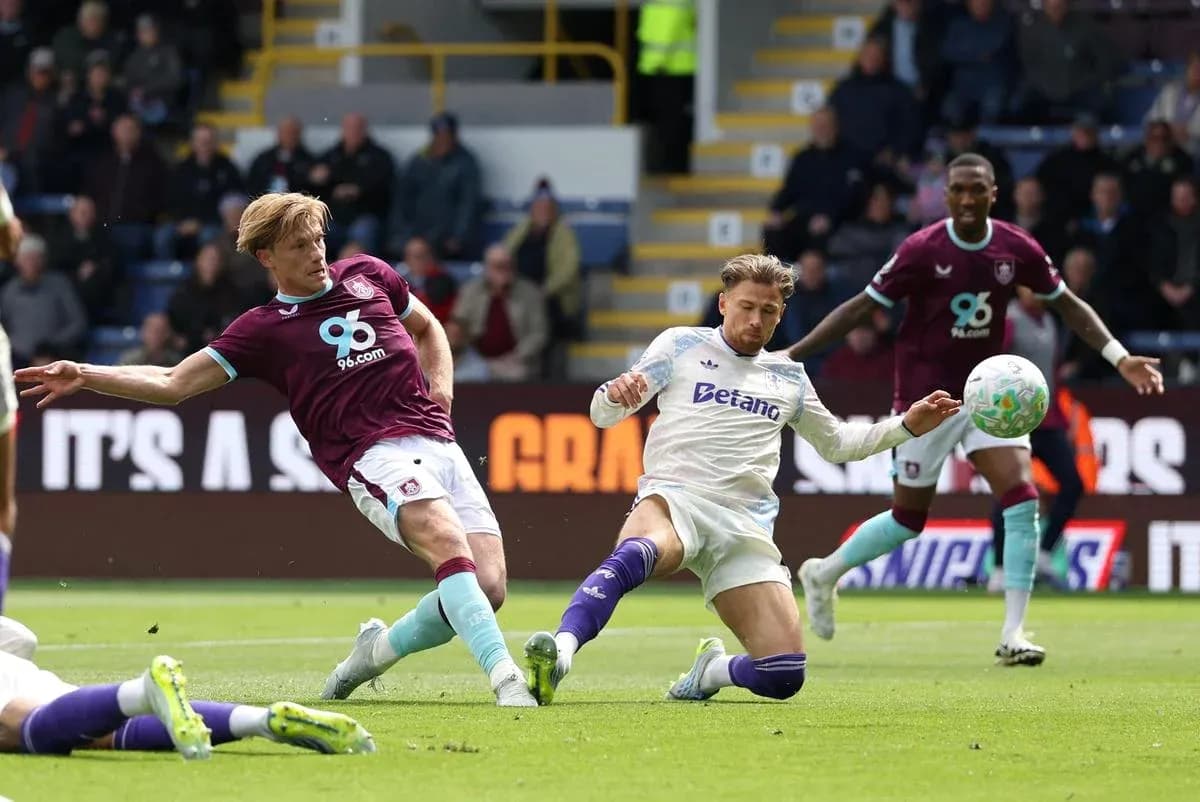 Acción del partido Burnley vs Aston Villa