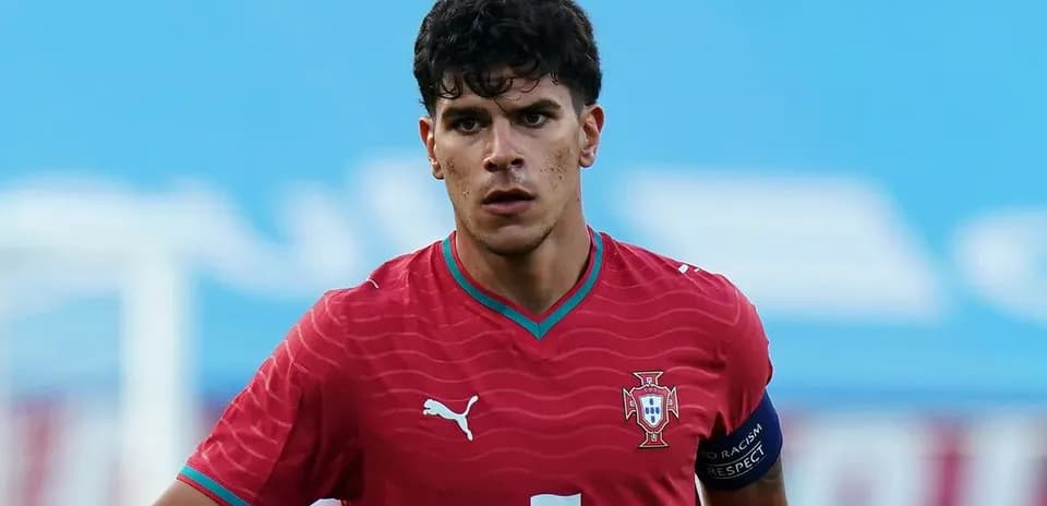 Jugador de Portugal en campo de fútbol durante partido