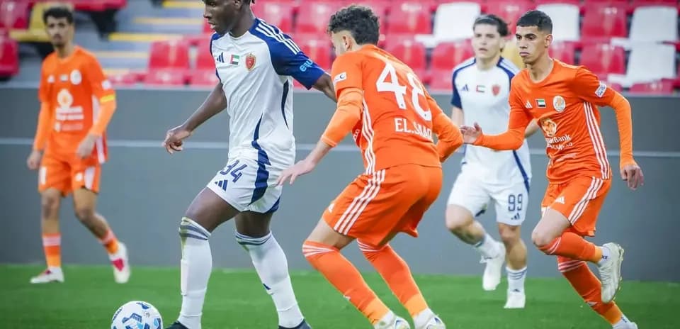 Jugadores compitiendo en partido de fútbol
