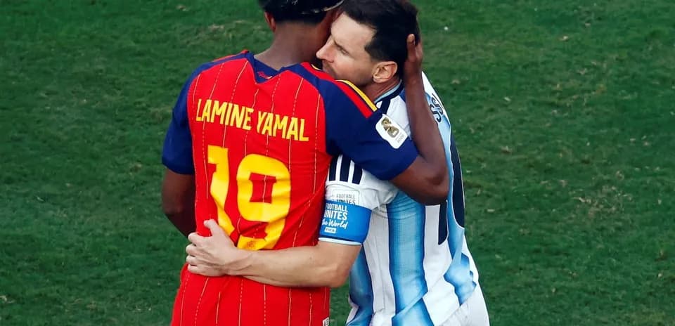 Lamine Yamal y Lionel Messi se abrazan